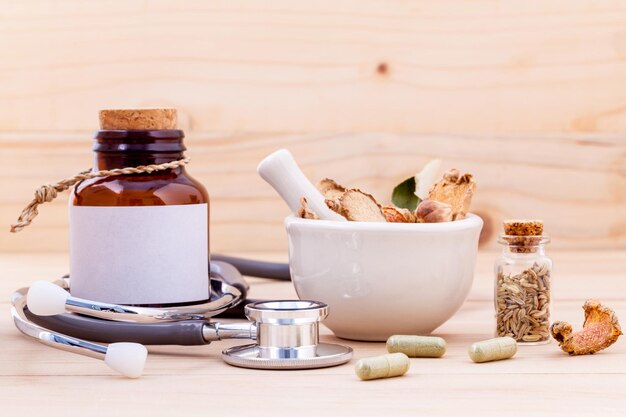 Photo médicaments avec épices et stéthoscope sur table en bois