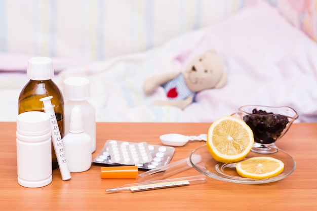 Médicaments sur le lit de la table avec une peluche