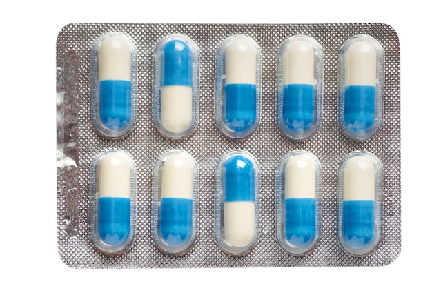 Médicaments pilules sur fond blanc Concept de médecine et de santé