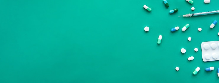 Photo médicaments et seringue à la frontière du fond de la bannière verte