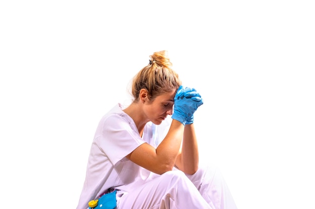 Medico girl vaincue après une longue journée à l'hôpital Fond blanc