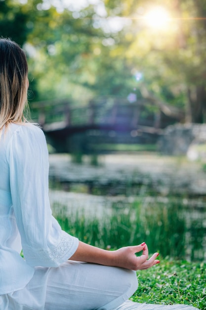 Méditation au bord de l'eau