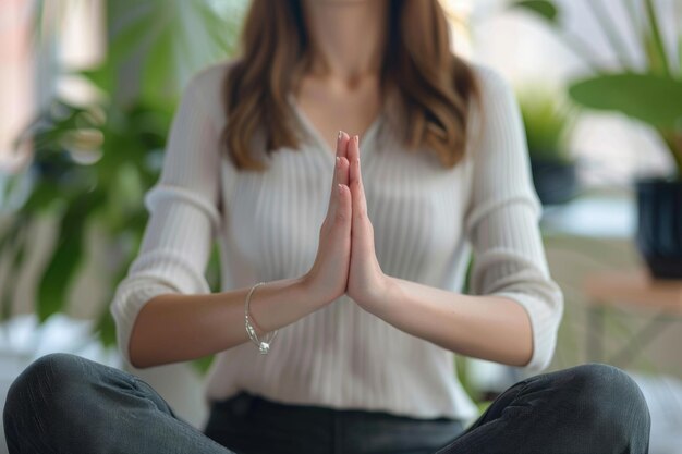 Photo méditation au bureau pour soulager le stress développement de la pleine conscience pour l'équilibre mental