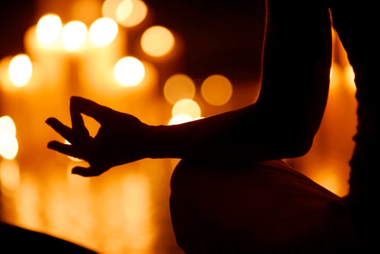 Photo méditation à la lueur des bougies