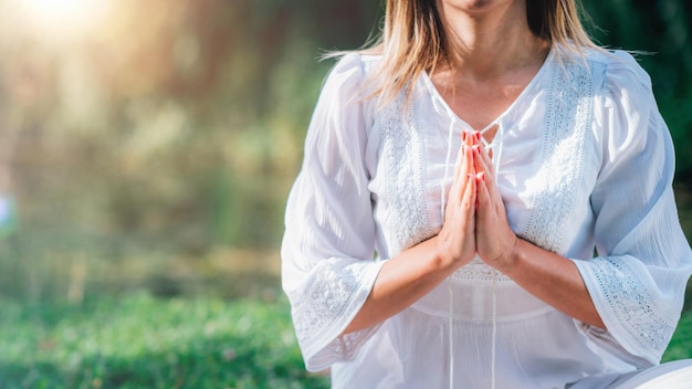 Méditation par les mains d'eau en position de prière