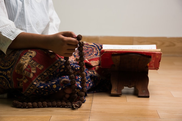 Méditation avec rudraksha mala ou chapelet