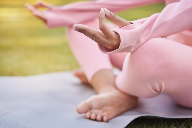 Méditation de yoga et femme noire pour le bien-être, la santé et l'entraînement sur un tapis de yoga pour le fitness