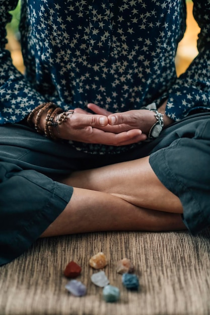 Photo méditer dans la posture du lotus mains féminines dans les paumes des genoux tournées vers le haut méditation d'énergie nourrissante