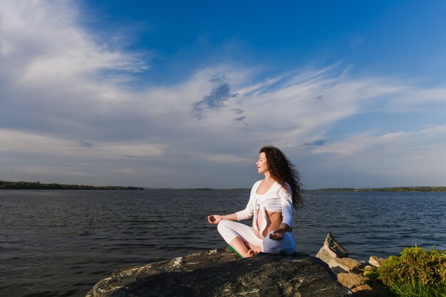 Méditer la femme enceinte en position du lotus.