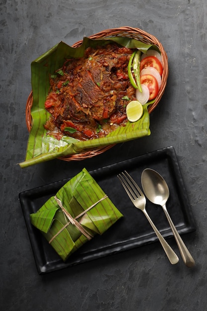 Photo meen pollichathu ou poisson pollichathu, plat savoureux du kerala, poisson au masala cuit dans une feuille de bananier.