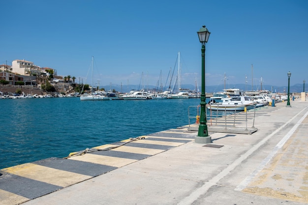Photo megalochori milos miloi port île d'agistri grèce port avec borne et ciel de mer yacht amarré