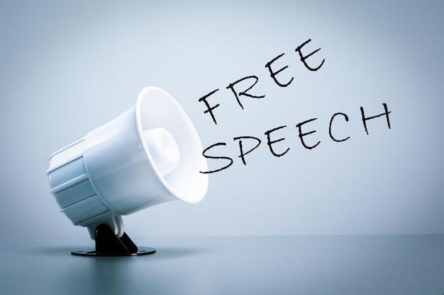 Mégaphone avec texte FREE SPEECH sur fond gris Arrêtez de censurer les médias sociaux Liberté d'information