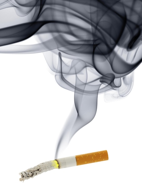 Photo mégot de cigarette avec de la fumée isolé sur fond blanc