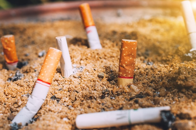 Mégots de cigarettes dans des pots de sable, concept non fumeur