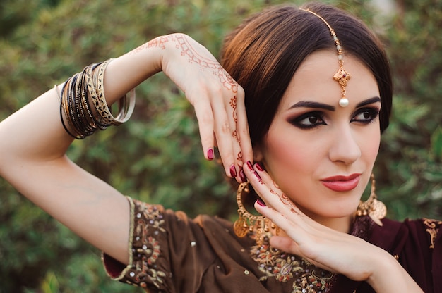 Mehendi sur les mains des filles, femme mains avec tatouage mehndi marron. Mains de jeune mariée indienne avec des tatouages au henné brun.