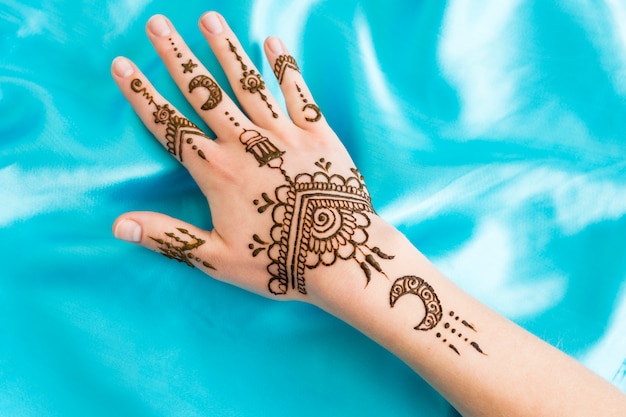 Photo mehndi merveilleux sur la main de la femme