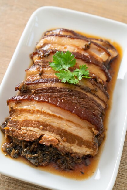 Photo mei cai kou rou ou ventre de porc à la vapeur avec cubbage à la moutarde de swatow recettes - cuisine chinoise