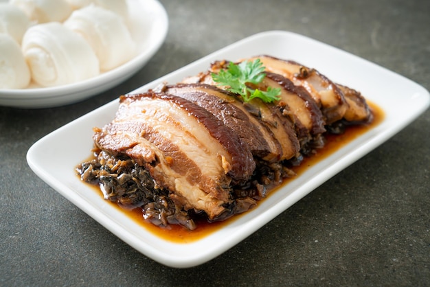 Mei Cai Kou Rou ou Ventre de porc à la vapeur avec des recettes de cubbage à la moutarde Swatow - Style de cuisine chinoise