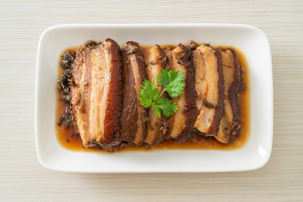 Mei Cai Kou Rou ou Ventre de porc à la vapeur avec des recettes de cubbage à la moutarde Swatow - Style de cuisine chinoise