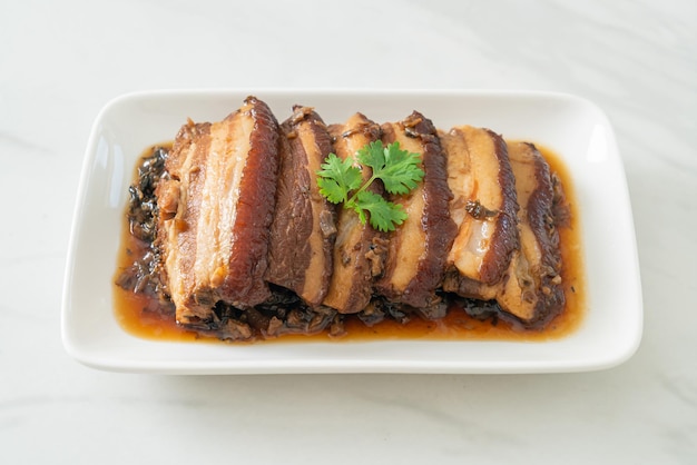 Photo mei cai kou rou ou ventre de porc à la vapeur avec des recettes de cubbage à la moutarde swatow - style de cuisine chinoise