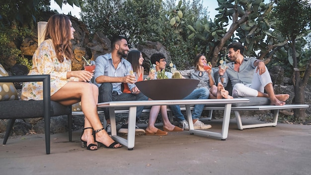 Meilleur ami se réunissant sur une terrasse s'amusant ensemble à parler et à boire des cocktails