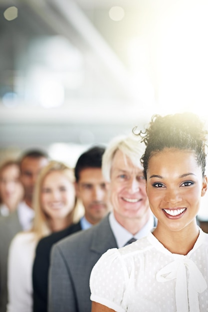 Le meilleur de l'entreprise Portrait recadré d'un groupe d'hommes d'affaires divers faisant la queue