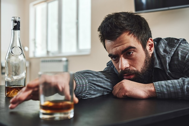 Le meilleur moyen de s'en sortir est toujours l'abus d'alcool, un homme ivre couché sur un