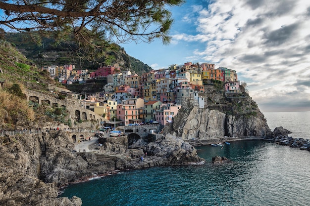 Le meilleur panorama de l'Italie Manarolla Côte ligurienne Parc national des Cinque Terre Chemin de pierre vers la mer Ville médiévale sur un rocher au bord de la mer