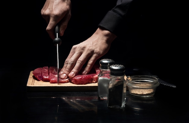 Meilleur Reçu. Gros Plan Des Mains De Chefs Hacher La Viande Tout En Travaillant Et En Cuisinant Au Restaurant.