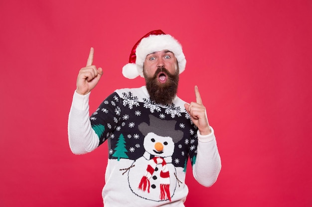 Meilleur temps. pull drôle hipster excité avec bonhomme de neige. célébration des vacances d'hiver. sentiment de liberté et de réussite. bonheur du nouvel an. joyeux Noël à toi. s'amuser. Bonnet de Noel rouge heureux homme barbu.