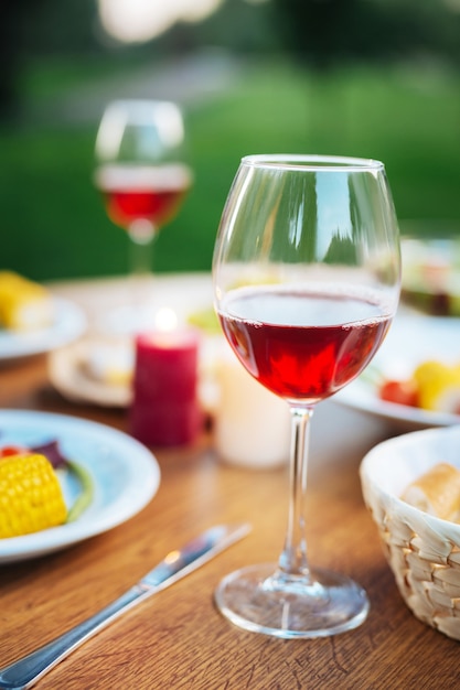 Meilleure boisson. Mise au point sélective d'une herbe avec du vin rouge debout sur la table