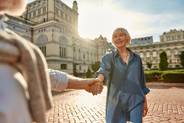 La Meilleure épouse Jamais Belle Couple De Personnes âgées Se Tenant La Main Et Souriant Tout En Dansant à L'extérieur Sur Un