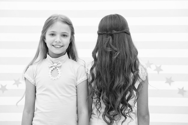 Meilleures coiffures pour les cheveux longs Petites filles mignonnes avec de longues boucles brunes et blondes dans la salle de jeux Adorables petits enfants longs cheveux lâches Bénéficiant d'une longue coiffure bouclée