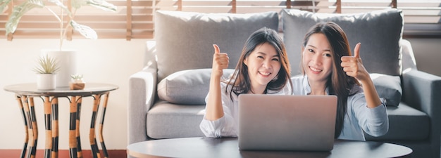 Les meilleures femmes réussies amis utilisant un ordinateur portable