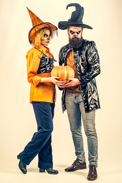 Meilleures idées pour Halloween Beauty Halloween girl and Handsome barbu tenir citrouille sur bac isolé