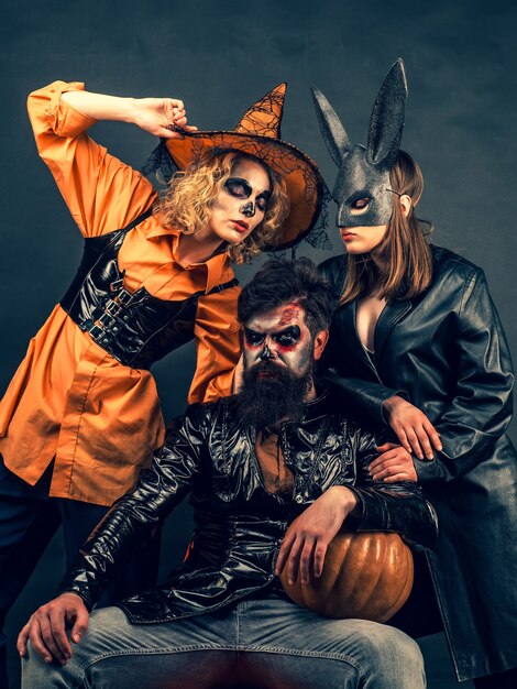 Les meilleures idées pour Halloween. Groupe posant avec citrouille. Mode Glamour Halloween. Portrait d'un jeune groupe heureux à Halloween avec citrouille.