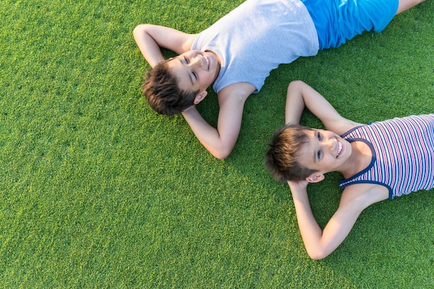 Les meilleures vacances de vacances d&#39;été portant sur l&#39;herbe verte parfaite