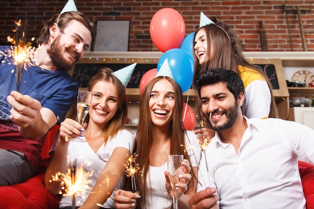 Meilleurs amis dans les chapeaux de fête