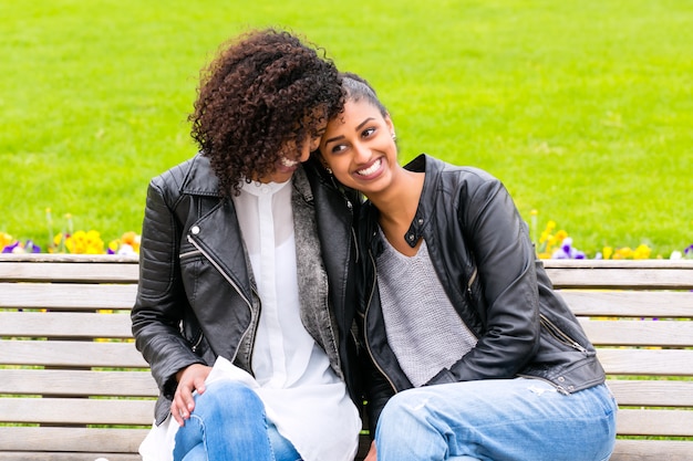 Meilleurs amis discutant et s&#39;amusant dans le parc