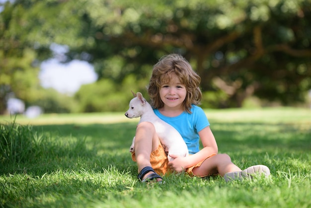 Les meilleurs amis des enfants et des chiots se reposent et s'amusent en vacances.