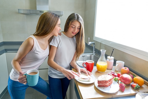 meilleurs amis filles ados petit déjeuner en cuisine