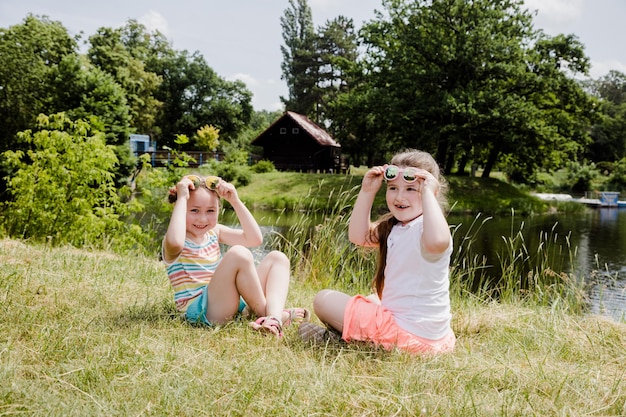 Meilleurs amis heureux petites filles jouant et s'amusant dans le parc d'été