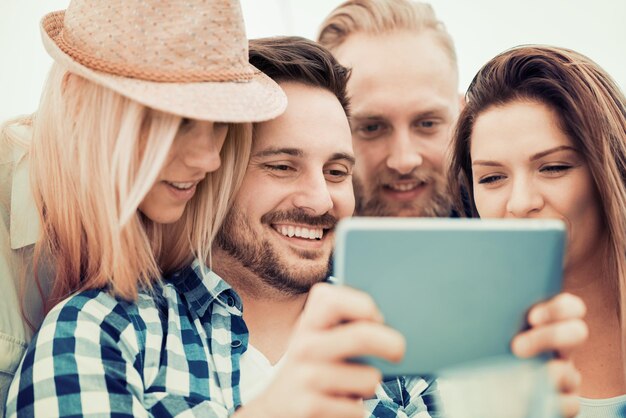 Meilleurs amis prenant selfie à l'extérieur