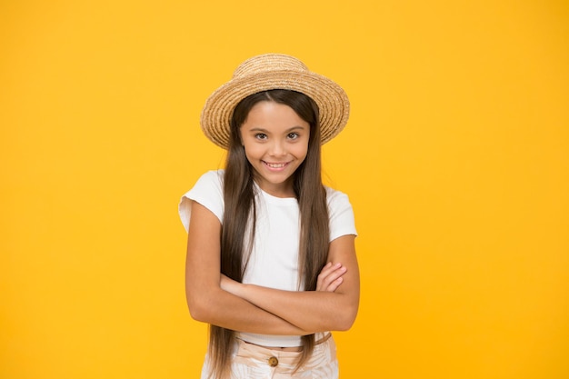 Meilleurs chapeaux d'été à acheter. Les chapeaux sont un moyen chic et excellent de se protéger des rayons nocifs. Tenue de vacances d'été. Prêt à vous détendre. Mode estivale adolescente. Style de plage pour les enfants. Armoire de voyage.