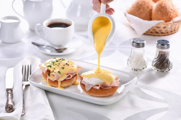 Meilleurs œufs bénédictine avec sauce hollandaise