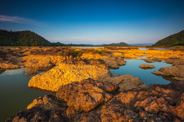 Mékong frontières de la Thaïlande et du Laos pendant la saison sèche.