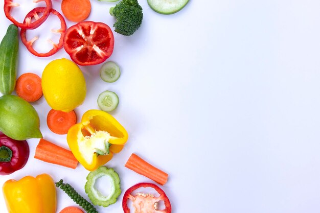 Mélange d'aliments sains sur fond blanc frais fruits et légumes végétaliens sains avec un espace blanc pour le remplissage du texte utilisé pour le modèle de bannière du concept alimentaire