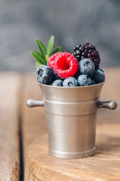 Mélange de baies d'été avec framboise, myrtille et mûre