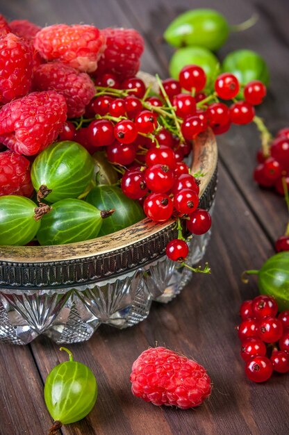 Mélange de baies fraîches du jardin bio