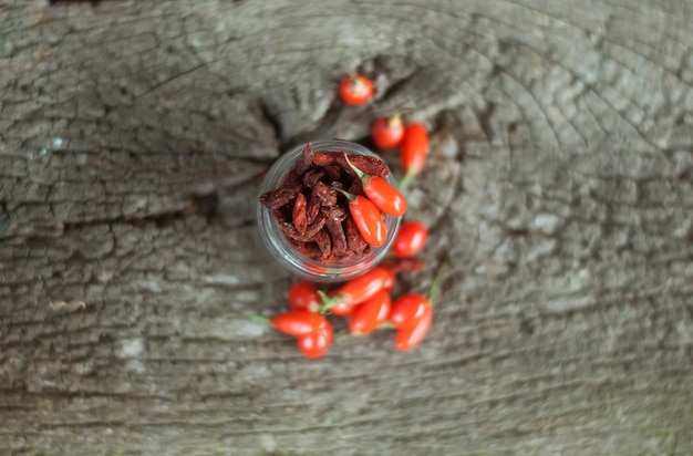 mélange de baies de goji fraîches et sèches